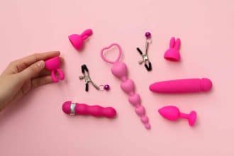Collection de jouets sexuels sur fond rose