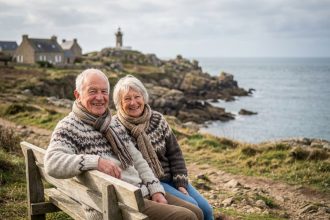couple senior profitant de la côte bretonne en toute sérénité
