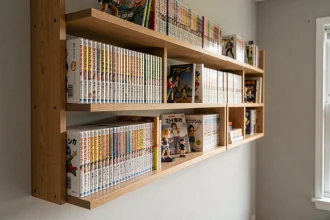 Étagère en bois organisée avec une collection de mangas en pochettes de protection et figurines de collection