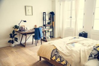 chambre cosy avec des matériaux naturels et des couleurs apaisantes