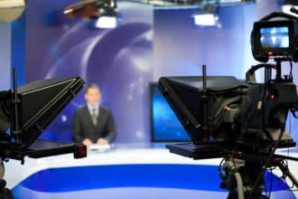 Jean-Luc Reichmann sur le plateau de TF1 lors d'une émission