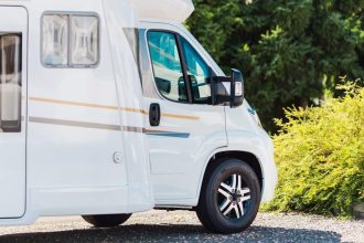 camping-car familial garé dans un parc, prêt pour l'aventure