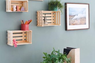 Étagères en bois avec décorations murales personnalisées et citations inspirantes